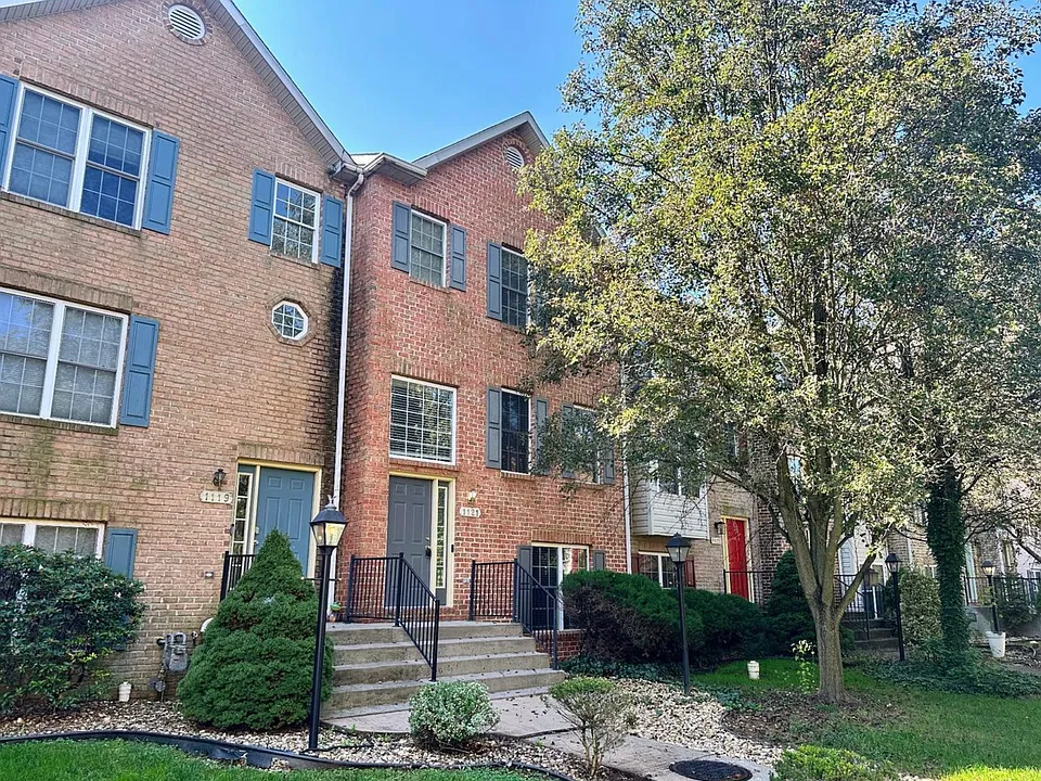 1121 Lindsay Ln