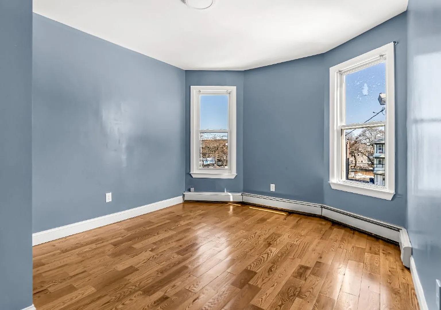1322 Stratford Ave — Photo 3