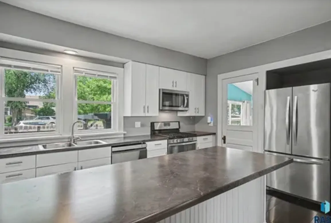 4 bed, 2.5 bath, 2244 sqft, $2,550 — Photo 3
