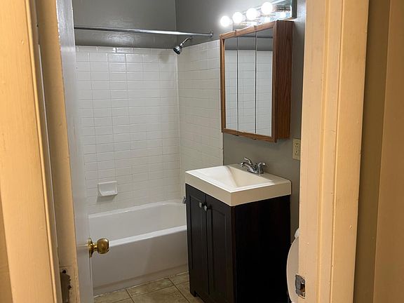 2nd image of 824 Mechanic St APT 13