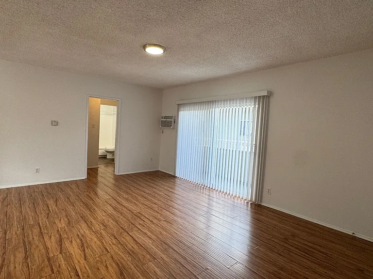 6632 Darby Ave — Photo 2