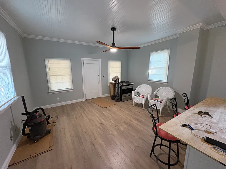 10 ft ceilings thruout