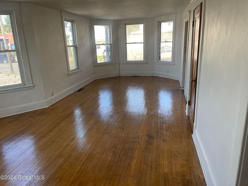 5th image of 2122 Broadway