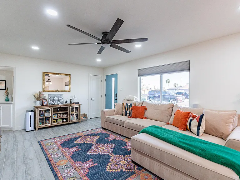 4724 E Polk St — Photo 3