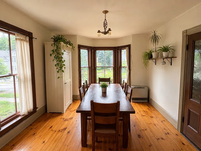 31 Sawyer St — Photo 3