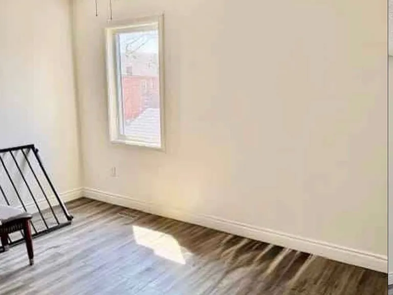 137 Queen St S — Photo 6