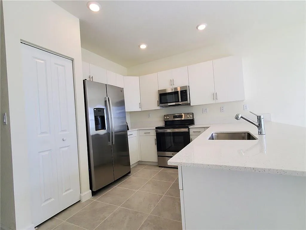 3 bed, 2.5 bath, 1412 sqft, $3,200 — Photo 4
