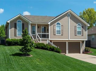 716 NE Hunters Rdg, Lees Summit, MO 64086