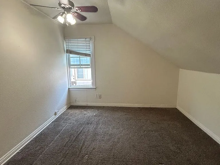 Upstairs one bedroom available now on Emerald between Cass and Bayard — Photo 3