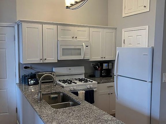 3rd image of 1551 N Wells St APT 2R