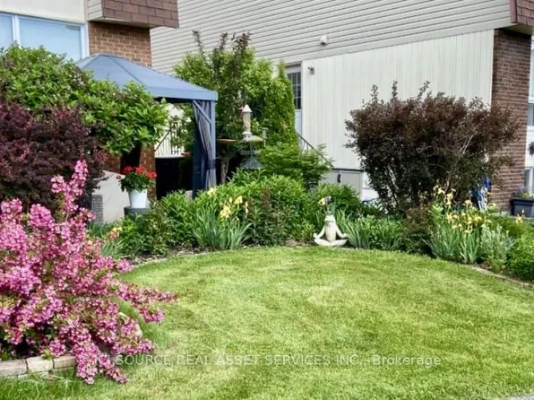 19 D Forester Cres, Ottawa, ON K2H 8Y1