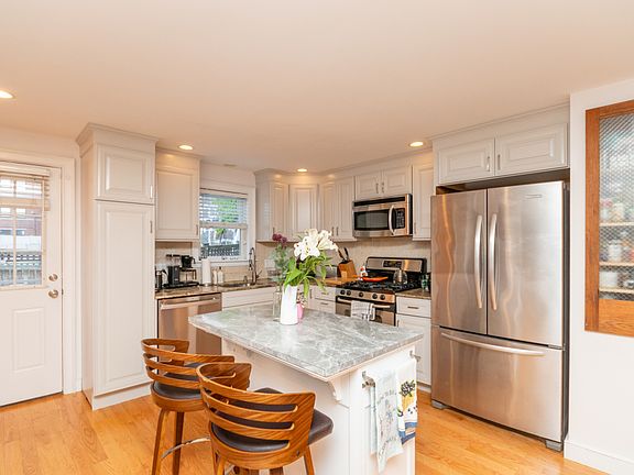 2nd image of 10 Noble Ct