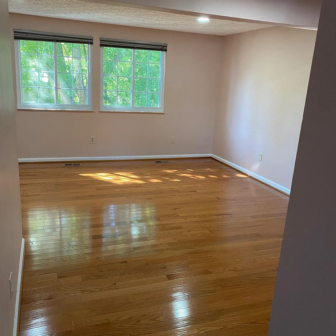 3 bed, 900 sqft, $3,100 — Photo 4