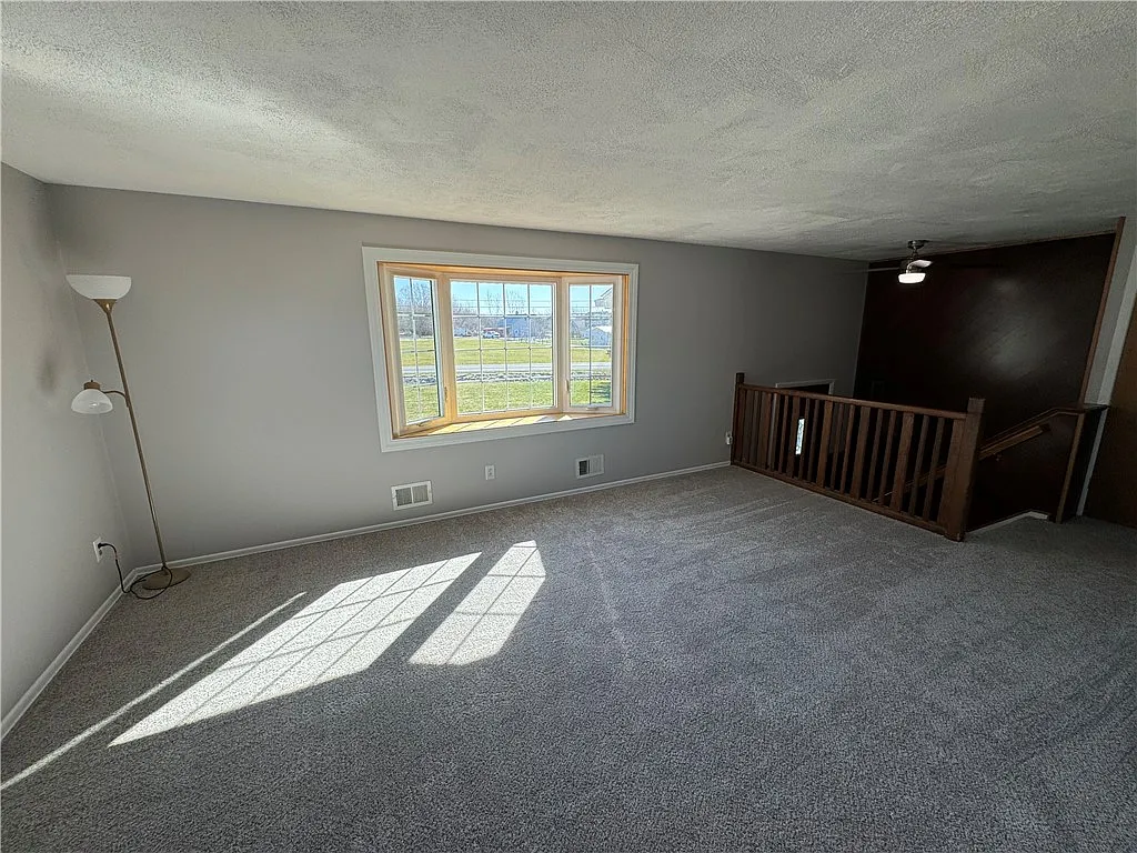 4 bed, 2.0 bath, 2628 sqft, $2,400 — Photo 4