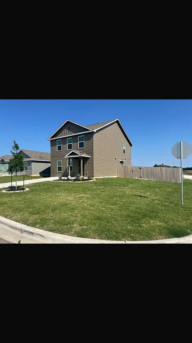 4 bed, 1879 sqft, $1,795 — Photo 2