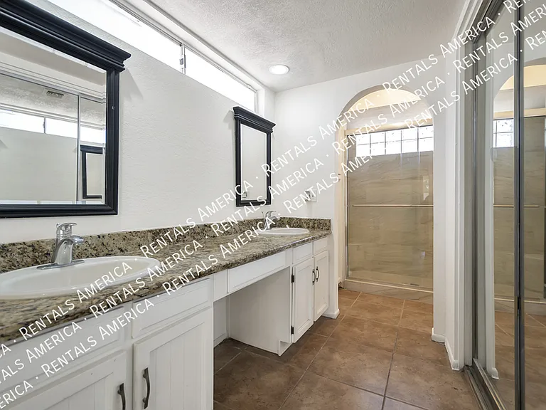552 W Kilarea Ave — Photo 2