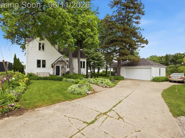 6880 Forestlawn Ct, Waterford, MI 48327