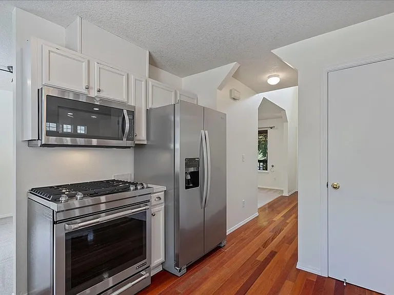 242 NE 49th Ave — Photo 8