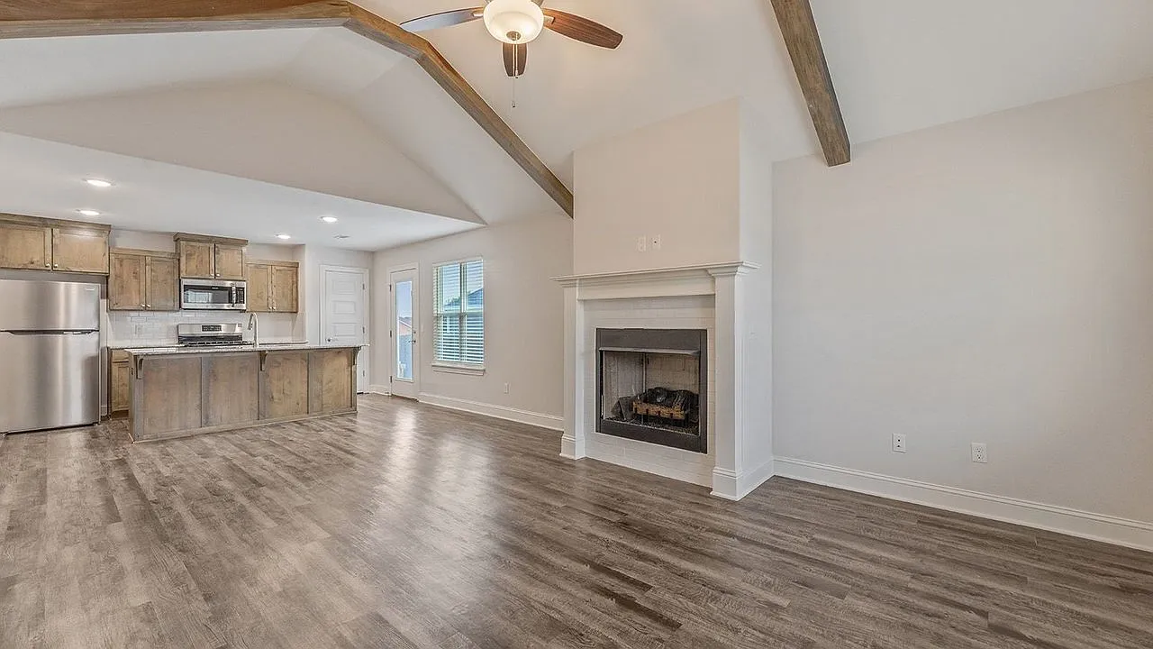 3 bed, 2.0 bath, 1360 sqft, $1,645 — Photo 3