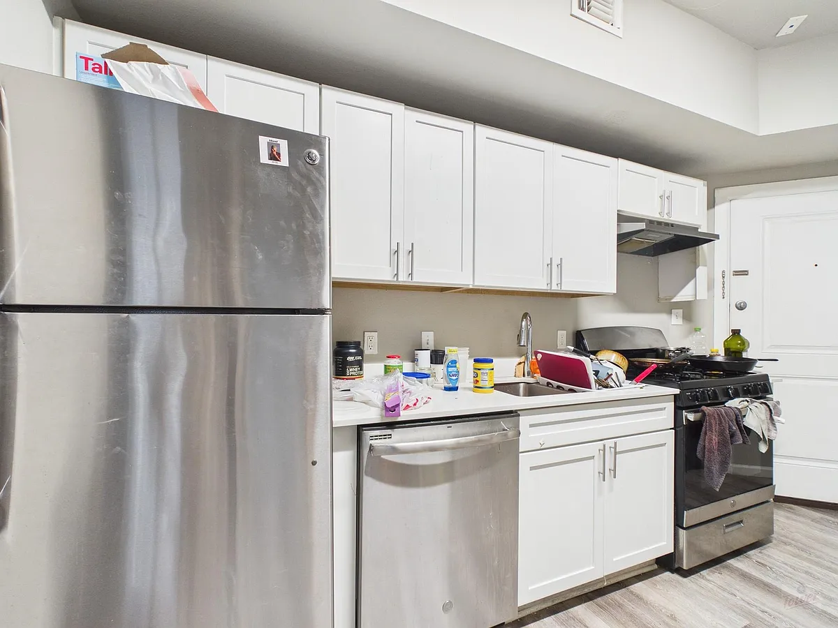Building Photo - 911 W 22nd St #205