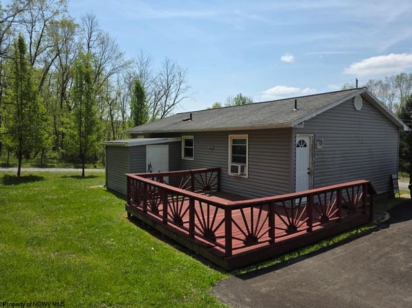 226 Woodlawn Dr, Shinnston, WV 26431