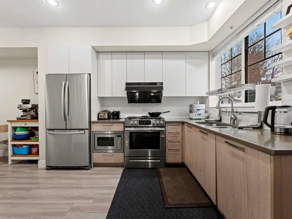 5132 Canada Way #7, Burnaby, BC V5E 0C3
