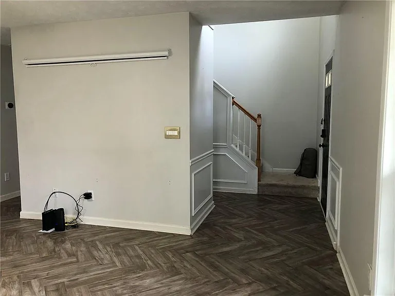 370 Manor Glen Dr — Photo 3