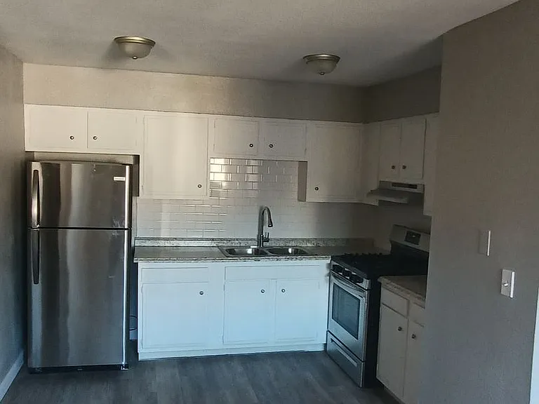 Crossroads Villa Apartments — Photo 42