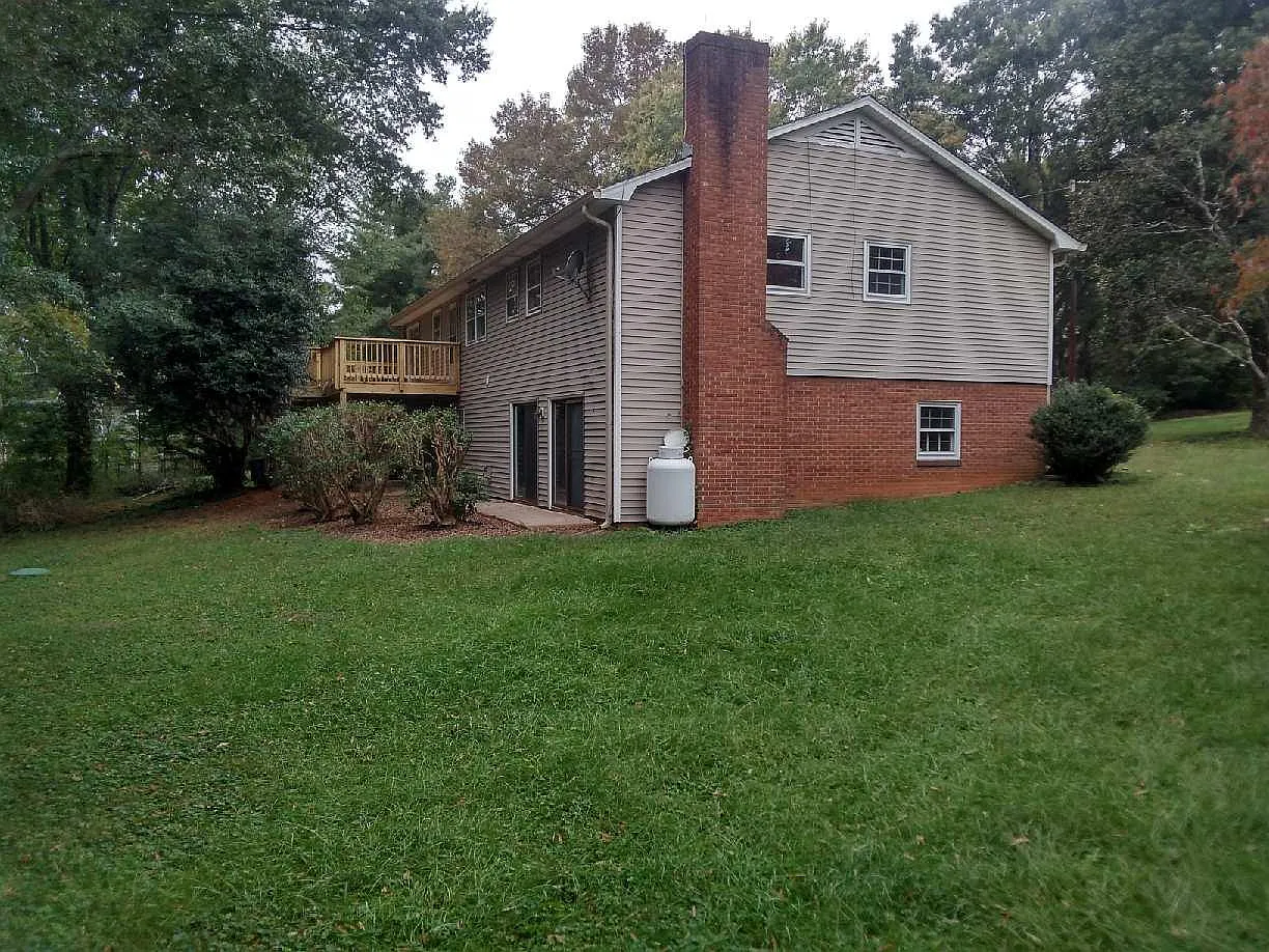 3 bed, 2500 sqft, $2,250 — Photo 2