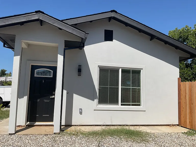 1505 Marshall Ln — Photo 2