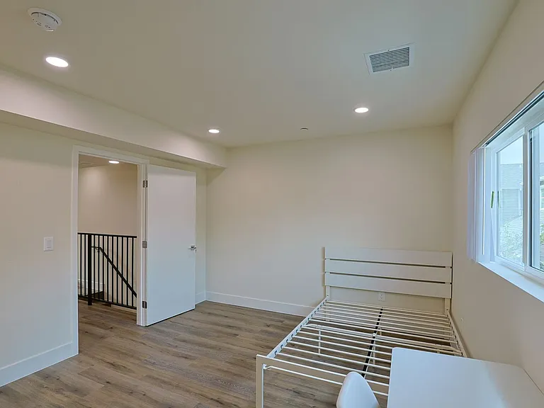 1422 W 29th St — Photo 15