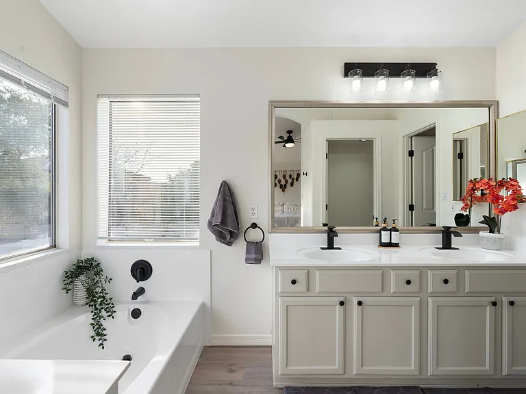 487 E Cantebria Dr — Photo 14