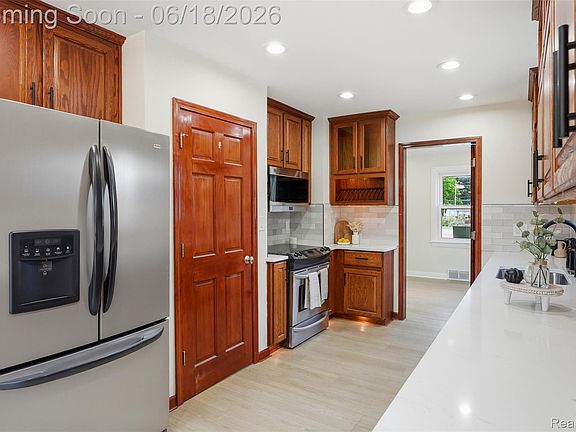 5th image of 3829 W Auburn Rd