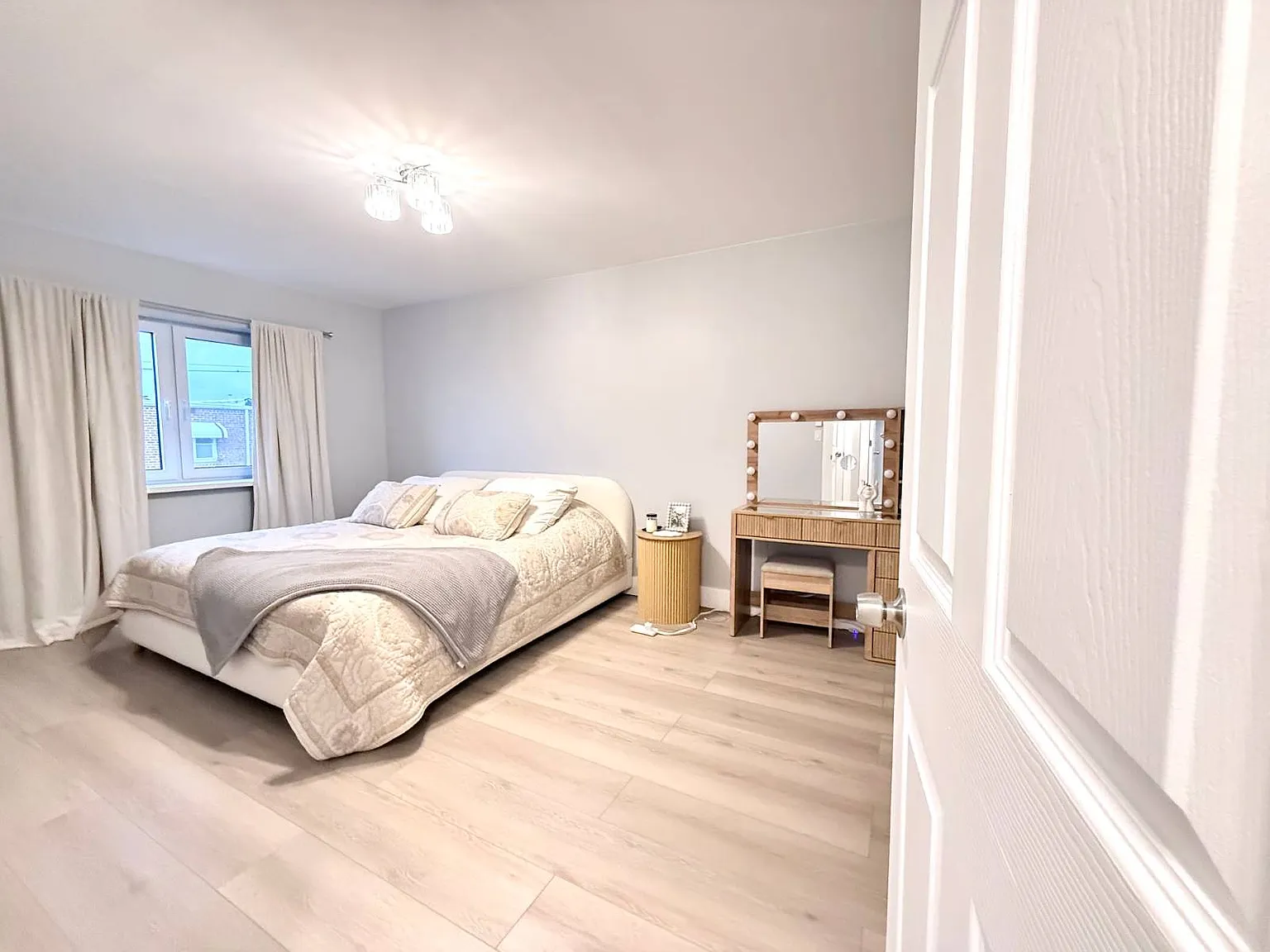 2 bed, 1.0 bath, 1050 sqft, $3,300 — Photo 3