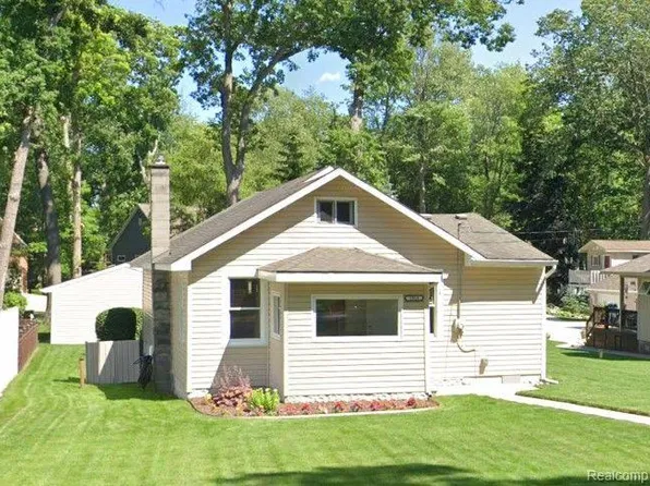 1919 Portpool Ct, West Bloomfield, MI 48324