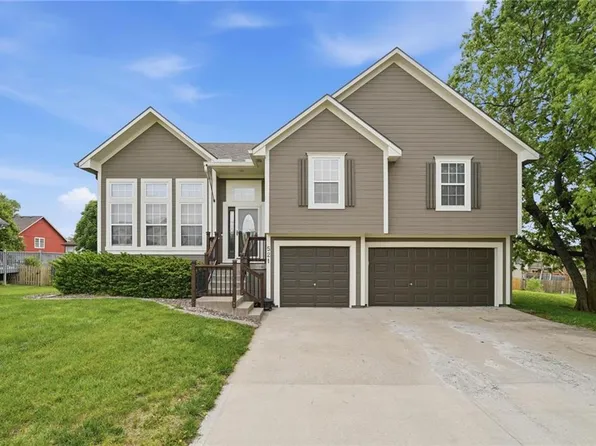 521 Cedar Falls Ct, Raymore, MO 64083
