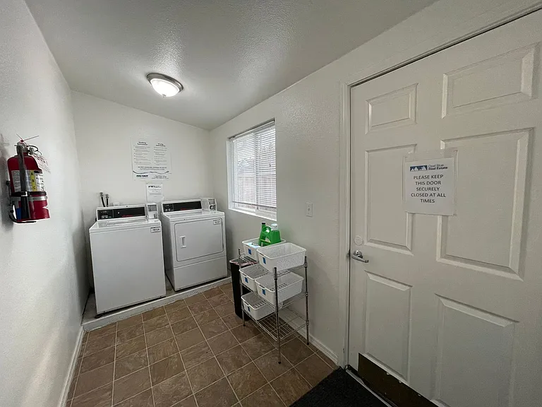 3202 Grand- 5 Unit — Photo 18