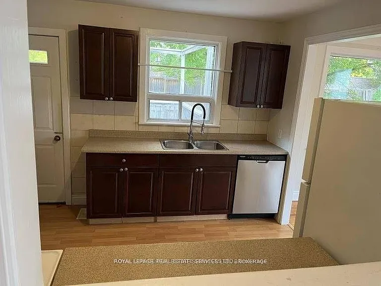 235 Lakeshore Rd W — Photo 12