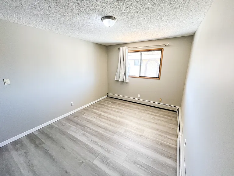 906 Duchess St — Photo 14