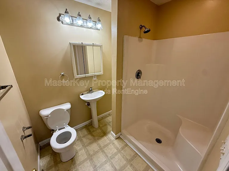 204 W Barbee St — Photo 8