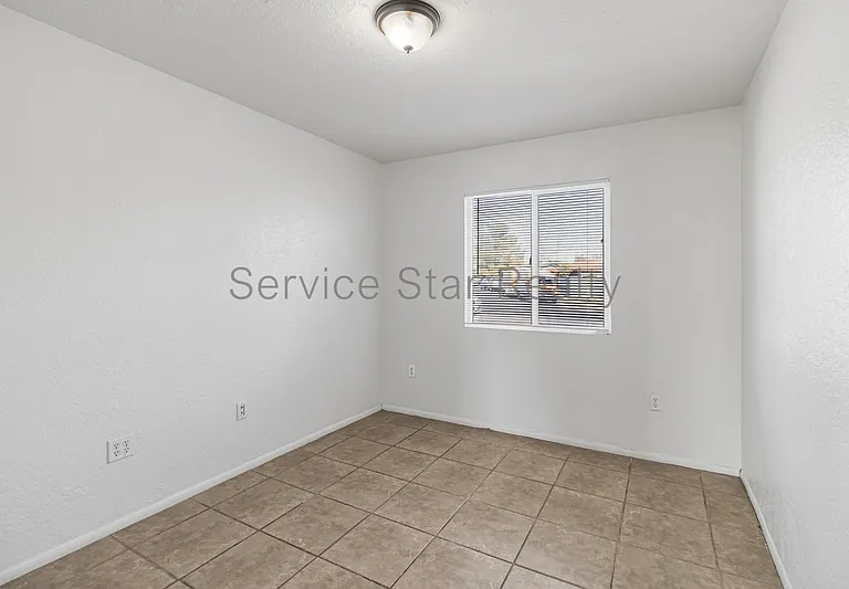 1158 W Hillview St — Photo 9