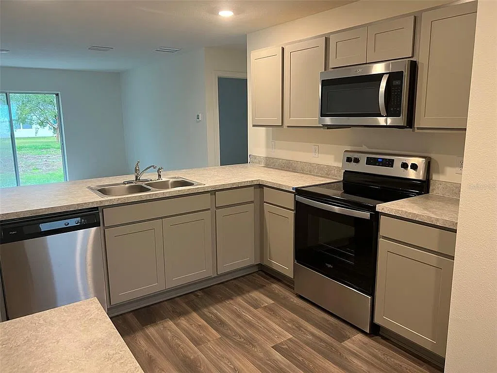 3 bed, 2.0 bath, 1552 sqft, $1,995 — Photo 2
