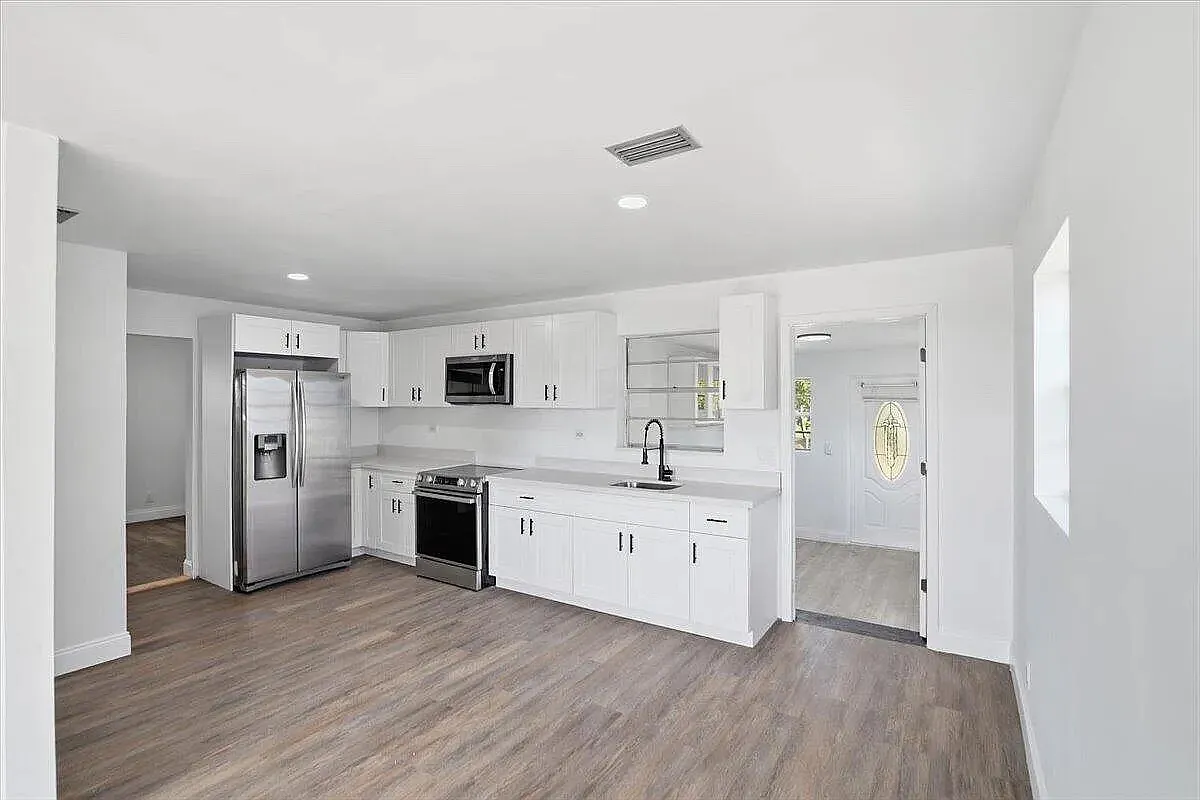 4 bed, 1320 sqft, $2,100 — Photo 4