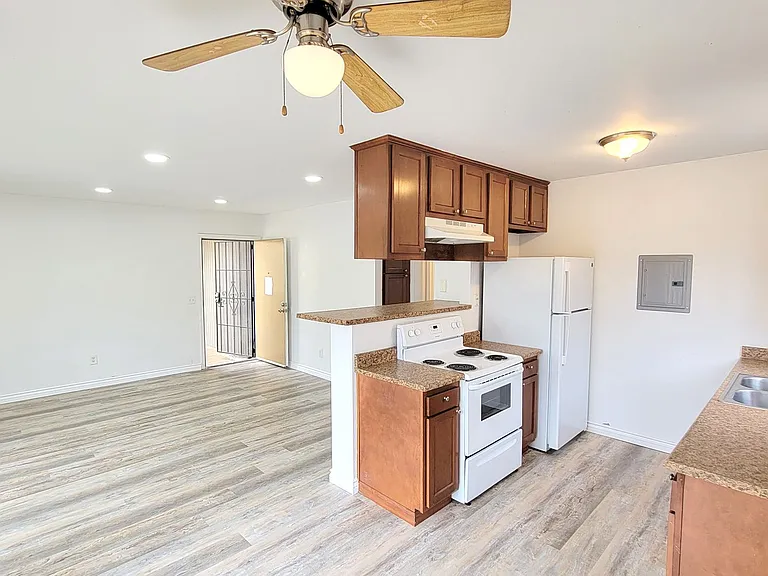 966 S Sunshine Ave — Photo 5