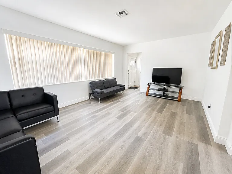 810 Bay Vista Blvd S — Photo 3