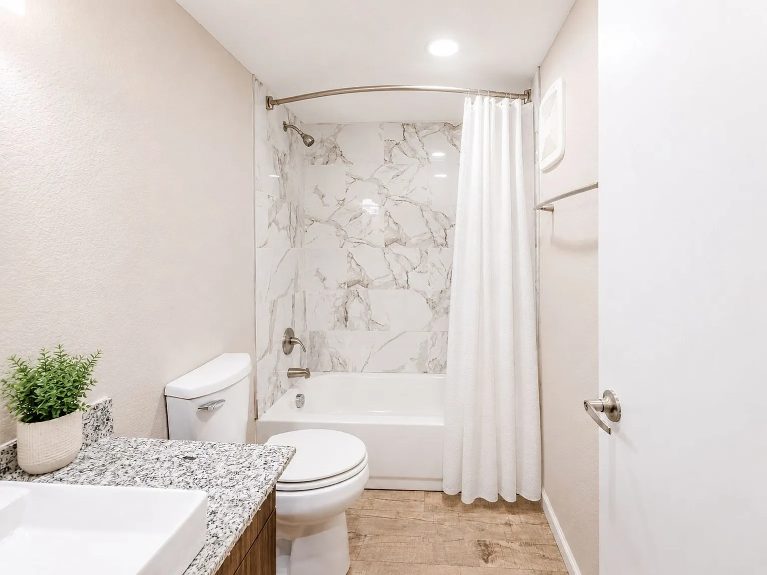 Alma Apartments — Photo 4