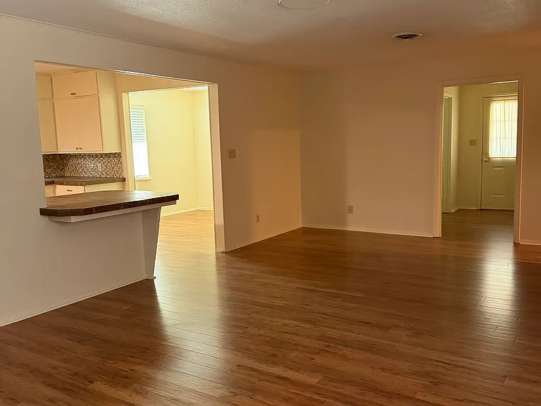 109 E Highway St — Photo 3