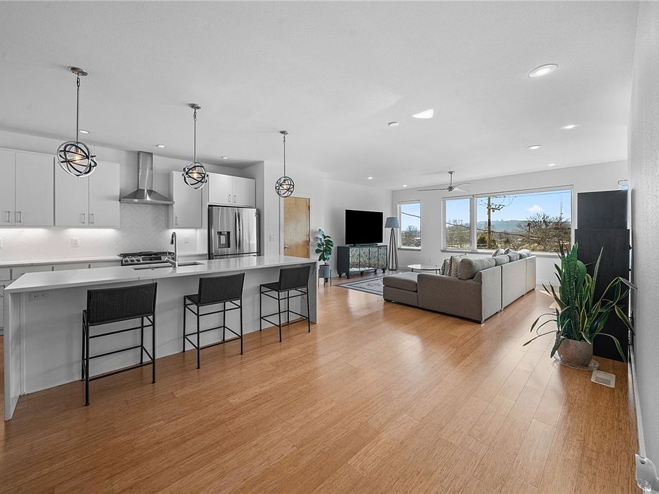 1st image of 450 W Prairie St