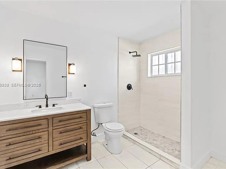 361 E 39th St #1 — Photo 28