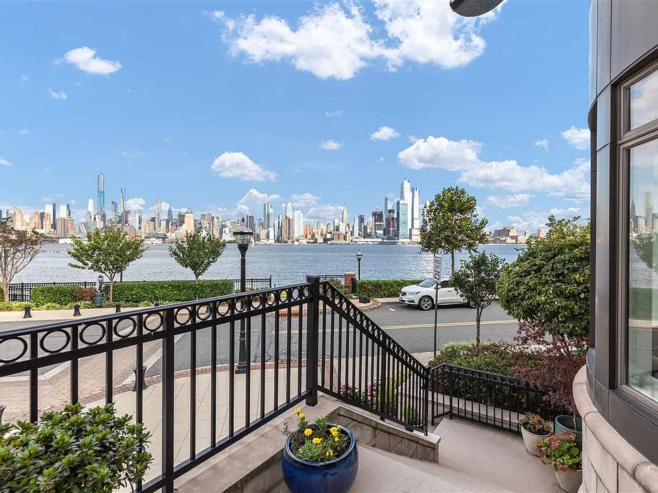 1st image of 10 Henley Pl #10